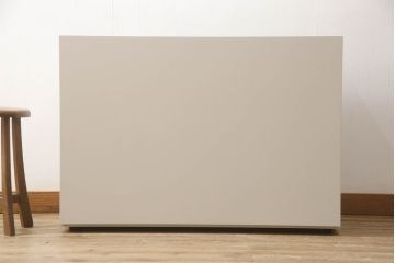 キャビネットをペイントリメイク!高品質リペアを施し、ご希望の色にペイント仕上げ。