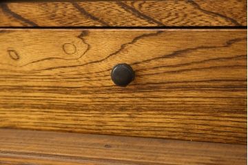 ハーモニカ箪笥をサイドボードにリメイク!天板は左右前面部分の高さに合わせてフラットにし、脚を取り付け。取っ手を交換し、両側面金具を取り外し。1トーン程落ち着いた色に着色仕上げ。