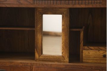 ハーモニカ箪笥をサイドボードにリメイク!天板は左右前面部分の高さに合わせてフラットにし、脚を取り付け。取っ手を交換し、両側面金具を取り外し。1トーン程落ち着いた色に着色仕上げ。
