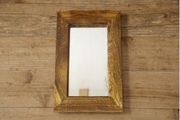 ハーモニカ箪笥をサイドボードにリメイク!天板は左右前面部分の高さに合わせてフラットにし、脚を取り付け。取っ手を交換し、両側面金具を取り外し。1トーン程落ち着いた色に着色仕上げ。