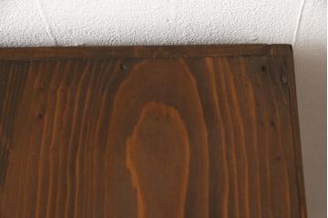 ハーモニカ箪笥をサイドボードにリメイク!天板は左右前面部分の高さに合わせてフラットにし、脚を取り付け。取っ手を交換し、両側面金具を取り外し。1トーン程落ち着いた色に着色仕上げ。