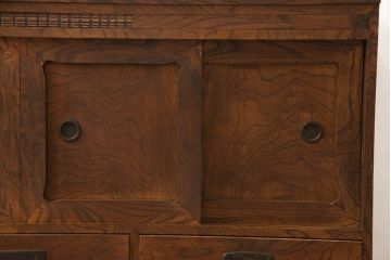 ハーモニカ箪笥をサイドボードにリメイク!天板は左右前面部分の高さに合わせてフラットにし、脚を取り付け。取っ手を交換し、両側面金具を取り外し。1トーン程落ち着いた色に着色仕上げ。