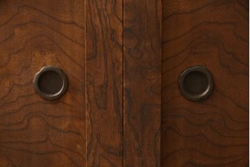 ハーモニカ箪笥をサイドボードにリメイク!天板は左右前面部分の高さに合わせてフラットにし、脚を取り付け。取っ手を交換し、両側面金具を取り外し。1トーン程落ち着いた色に着色仕上げ。
