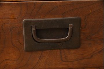 ハーモニカ箪笥をサイドボードにリメイク!天板は左右前面部分の高さに合わせてフラットにし、脚を取り付け。取っ手を交換し、両側面金具を取り外し。1トーン程落ち着いた色に着色仕上げ。