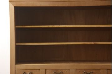 重ね水屋箪笥を綺麗に再生!天板と背板の修理・交換。上段引き戸の金網をガラスに仕様変更。棚板を新規製作、下段の引き戸の引手を交換。クリアワックス仕上げ。