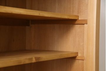 重ね水屋箪笥を綺麗に再生!天板と背板の修理・交換。上段引き戸の金網をガラスに仕様変更。棚板を新規製作、下段の引き戸の引手を交換。クリアワックス仕上げ。