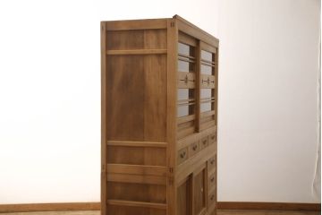 重ね水屋箪笥を綺麗に再生!天板と背板の修理・交換。上段引き戸の金網をガラスに仕様変更。棚板を新規製作、下段の引き戸の引手を交換。クリアワックス仕上げ。