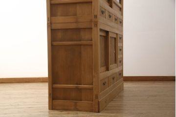 重ね水屋箪笥を綺麗に再生!天板と背板の修理・交換。上段引き戸の金網をガラスに仕様変更。棚板を新規製作、下段の引き戸の引手を交換。クリアワックス仕上げ。