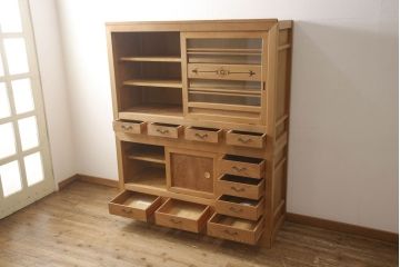 重ね水屋箪笥を綺麗に再生!天板と背板の修理・交換。上段引き戸の金網をガラスに仕様変更。棚板を新規製作、下段の引き戸の引手を交換。クリアワックス仕上げ。