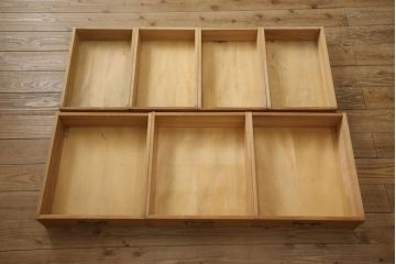 重ね水屋箪笥を綺麗に再生!天板と背板の修理・交換。上段引き戸の金網をガラスに仕様変更。棚板を新規製作、下段の引き戸の引手を交換。クリアワックス仕上げ。