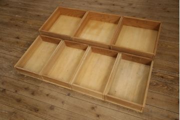 重ね水屋箪笥を綺麗に再生!天板と背板の修理・交換。上段引き戸の金網をガラスに仕様変更。棚板を新規製作、下段の引き戸の引手を交換。クリアワックス仕上げ。
