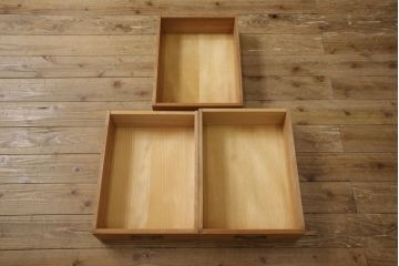 重ね水屋箪笥を綺麗に再生!天板と背板の修理・交換。上段引き戸の金網をガラスに仕様変更。棚板を新規製作、下段の引き戸の引手を交換。クリアワックス仕上げ。