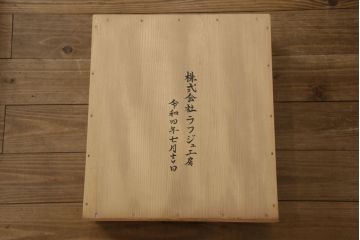 重ね水屋箪笥を綺麗に再生!天板と背板の修理・交換。上段引き戸の金網をガラスに仕様変更。棚板を新規製作、下段の引き戸の引手を交換。クリアワックス仕上げ。
