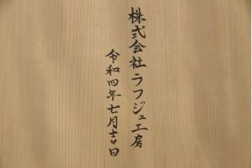 重ね水屋箪笥を綺麗に再生!天板と背板の修理・交換。上段引き戸の金網をガラスに仕様変更。棚板を新規製作、下段の引き戸の引手を交換。クリアワックス仕上げ。