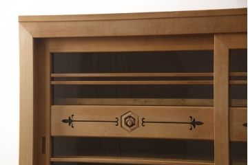 重ね水屋箪笥を綺麗に再生!天板と背板の修理・交換。上段引き戸の金網をガラスに仕様変更。棚板を新規製作、下段の引き戸の引手を交換。クリアワックス仕上げ。