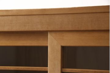重ね水屋箪笥を綺麗に再生!天板と背板の修理・交換。上段引き戸の金網をガラスに仕様変更。棚板を新規製作、下段の引き戸の引手を交換。クリアワックス仕上げ。