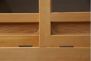 重ね水屋箪笥を綺麗に再生!天板と背板の修理・交換。上段引き戸の金網をガラスに仕様変更。棚板を新規製作、下段の引き戸の引手を交換。クリアワックス仕上げ。