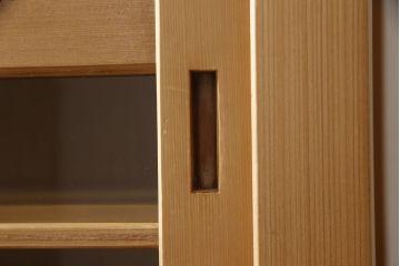 重ね水屋箪笥を綺麗に再生!天板と背板の修理・交換。上段引き戸の金網をガラスに仕様変更。棚板を新規製作、下段の引き戸の引手を交換。クリアワックス仕上げ。