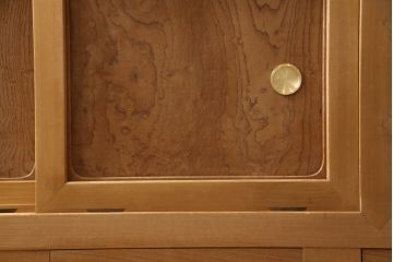 重ね水屋箪笥を綺麗に再生!天板と背板の修理・交換。上段引き戸の金網をガラスに仕様変更。棚板を新規製作、下段の引き戸の引手を交換。クリアワックス仕上げ。