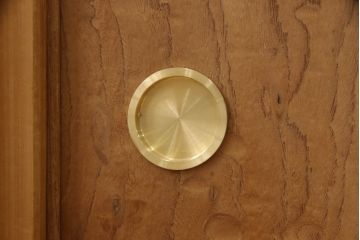 重ね水屋箪笥を綺麗に再生!天板と背板の修理・交換。上段引き戸の金網をガラスに仕様変更。棚板を新規製作、下段の引き戸の引手を交換。クリアワックス仕上げ。
