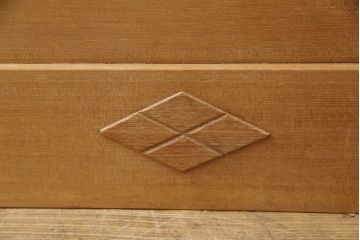 重ね水屋箪笥を綺麗に再生!天板と背板の修理・交換。上段引き戸の金網をガラスに仕様変更。棚板を新規製作、下段の引き戸の引手を交換。クリアワックス仕上げ。