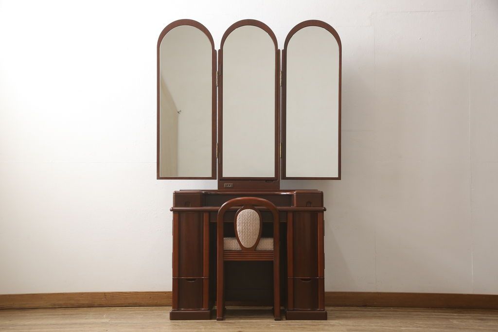 ドレッサーを綺麗に再生!椅子は座面と背面の生地を張り替え、座面の硬さを調整。ドレッサーは配線を新品に交換。