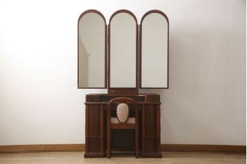 ドレッサーを綺麗に再生!椅子は座面と背面の生地を張り替え、座面の硬さを調整。ドレッサーは配線を新品に交換。