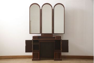 ドレッサーを綺麗に再生!椅子は座面と背面の生地を張り替え、座面の硬さを調整。ドレッサーは配線を新品に交換。