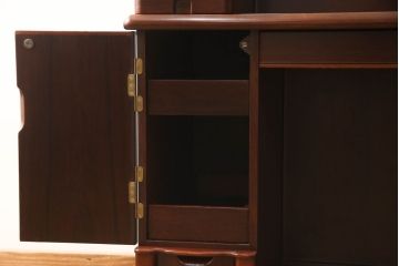 ドレッサーを綺麗に再生!椅子は座面と背面の生地を張り替え、座面の硬さを調整。ドレッサーは配線を新品に交換。