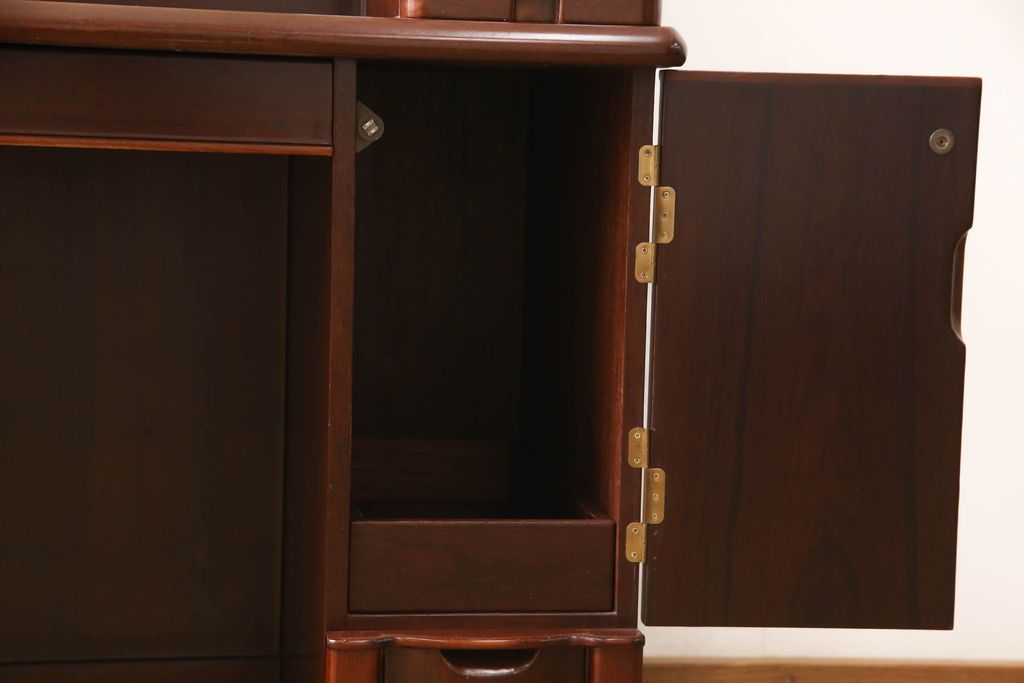 ドレッサーを綺麗に再生!椅子は座面と背面の生地を張り替え、座面の硬さを調整。ドレッサーは配線を新品に交換。