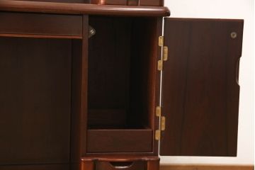 ドレッサーを綺麗に再生!椅子は座面と背面の生地を張り替え、座面の硬さを調整。ドレッサーは配線を新品に交換。