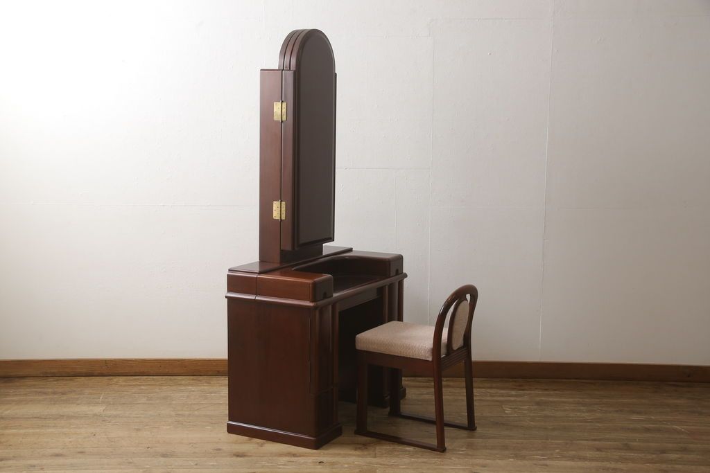 ドレッサーを綺麗に再生!椅子は座面と背面の生地を張り替え、座面の硬さを調整。ドレッサーは配線を新品に交換。