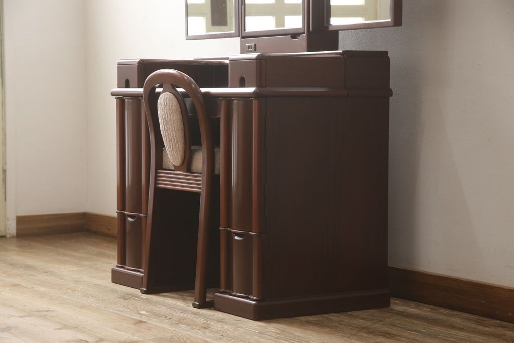 ドレッサーを綺麗に再生!椅子は座面と背面の生地を張り替え、座面の硬さを調整。ドレッサーは配線を新品に交換。