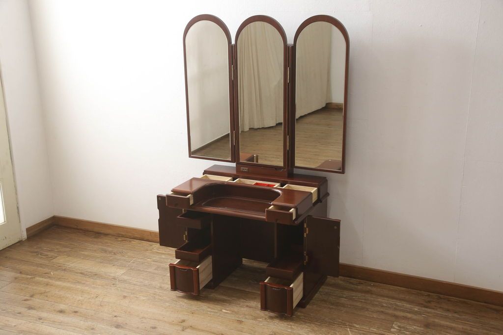 ドレッサーを綺麗に再生!椅子は座面と背面の生地を張り替え、座面の硬さを調整。ドレッサーは配線を新品に交換。