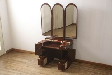 ドレッサーを綺麗に再生!椅子は座面と背面の生地を張り替え、座面の硬さを調整。ドレッサーは配線を新品に交換。