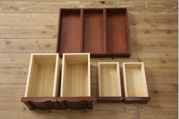 ドレッサーを綺麗に再生!椅子は座面と背面の生地を張り替え、座面の硬さを調整。ドレッサーは配線を新品に交換。