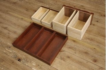 ドレッサーを綺麗に再生!椅子は座面と背面の生地を張り替え、座面の硬さを調整。ドレッサーは配線を新品に交換。