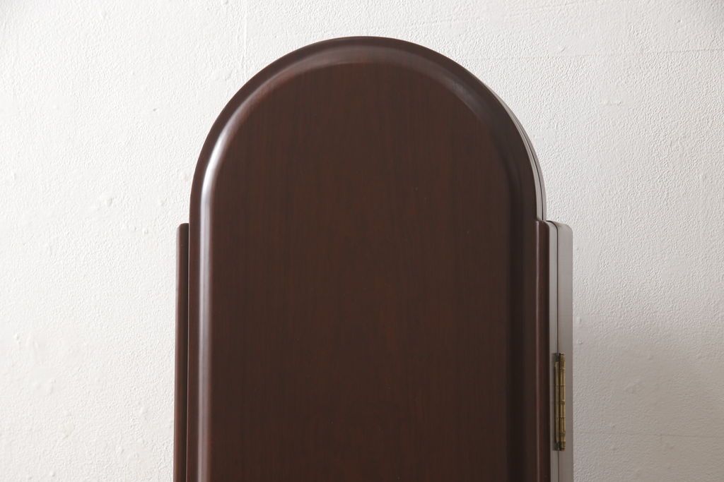 ドレッサーを綺麗に再生!椅子は座面と背面の生地を張り替え、座面の硬さを調整。ドレッサーは配線を新品に交換。