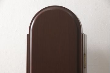 ドレッサーを綺麗に再生!椅子は座面と背面の生地を張り替え、座面の硬さを調整。ドレッサーは配線を新品に交換。