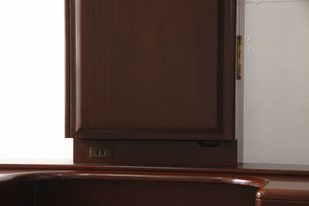 ドレッサーを綺麗に再生!椅子は座面と背面の生地を張り替え、座面の硬さを調整。ドレッサーは配線を新品に交換。