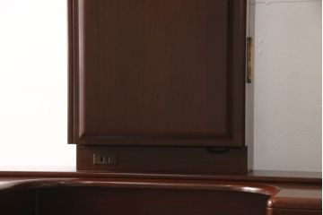 ドレッサーを綺麗に再生!椅子は座面と背面の生地を張り替え、座面の硬さを調整。ドレッサーは配線を新品に交換。