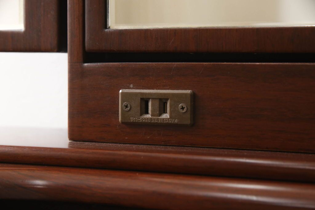 ドレッサーを綺麗に再生!椅子は座面と背面の生地を張り替え、座面の硬さを調整。ドレッサーは配線を新品に交換。