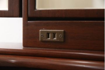 ドレッサーを綺麗に再生!椅子は座面と背面の生地を張り替え、座面の硬さを調整。ドレッサーは配線を新品に交換。