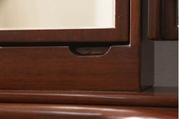 ドレッサーを綺麗に再生!椅子は座面と背面の生地を張り替え、座面の硬さを調整。ドレッサーは配線を新品に交換。