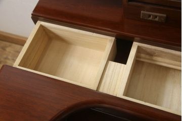 ドレッサーを綺麗に再生!椅子は座面と背面の生地を張り替え、座面の硬さを調整。ドレッサーは配線を新品に交換。