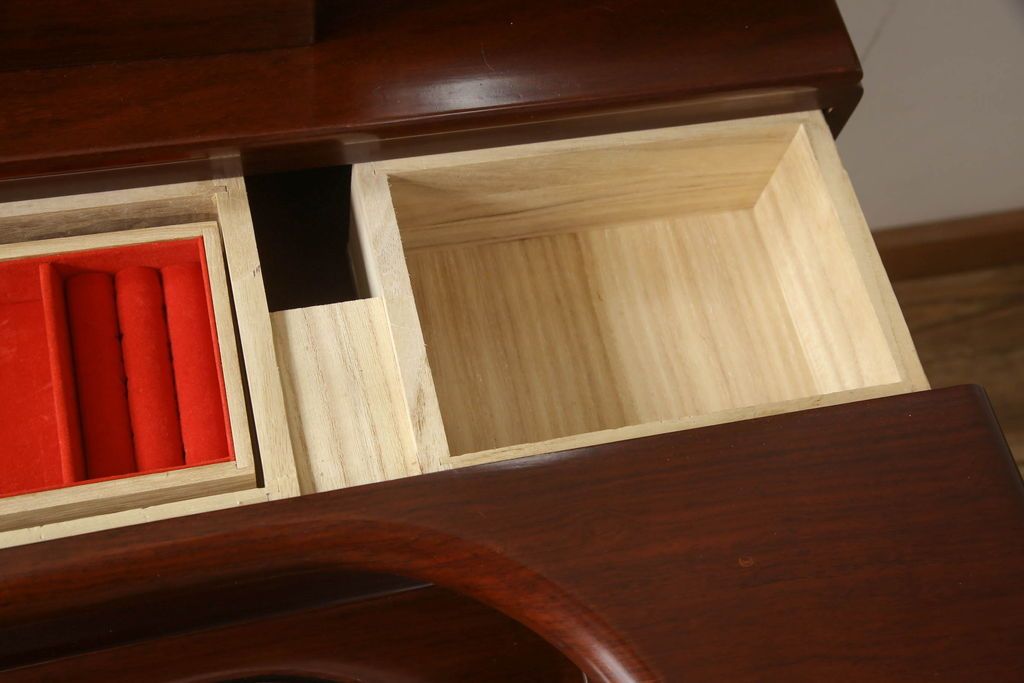 ドレッサーを綺麗に再生!椅子は座面と背面の生地を張り替え、座面の硬さを調整。ドレッサーは配線を新品に交換。