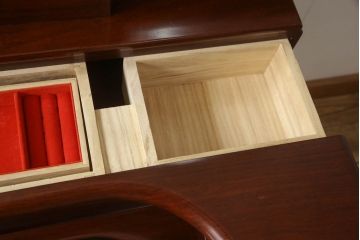 ドレッサーを綺麗に再生!椅子は座面と背面の生地を張り替え、座面の硬さを調整。ドレッサーは配線を新品に交換。