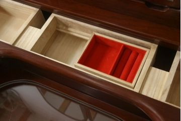 ドレッサーを綺麗に再生!椅子は座面と背面の生地を張り替え、座面の硬さを調整。ドレッサーは配線を新品に交換。