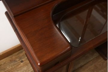 ドレッサーを綺麗に再生!椅子は座面と背面の生地を張り替え、座面の硬さを調整。ドレッサーは配線を新品に交換。