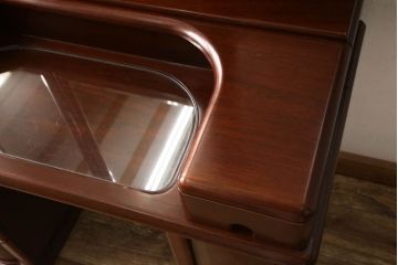 ドレッサーを綺麗に再生!椅子は座面と背面の生地を張り替え、座面の硬さを調整。ドレッサーは配線を新品に交換。